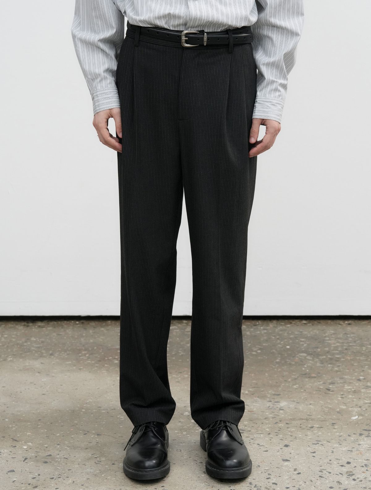 제너럴아이디어(GENERALIDEA) MAN 투턱 수트 트라우저 [CHARCOAL STRIPE] / SBE3M56008