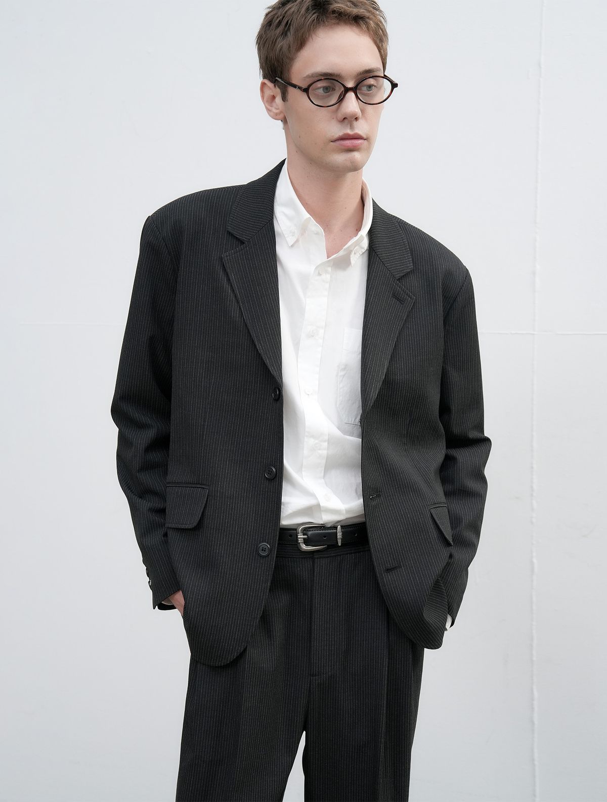 제너럴아이디어(GENERALIDEA) MAN 쓰리버튼 수트 블레이저 [CHARCOAL STRIPE] / SBE3M55008