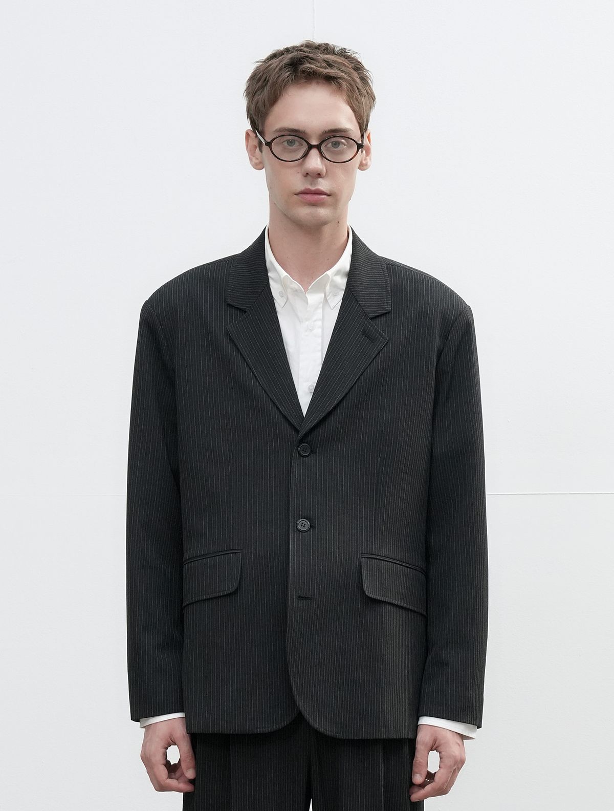 제너럴아이디어(GENERALIDEA) MAN 클래식 수트 블레이저 세트 [CHARCOAL STRIPE] / SBE3M55008SET
