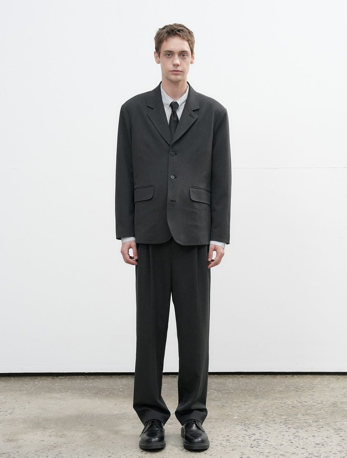 제너럴아이디어(GENERALIDEA) MAN 클래식 수트 블레이저 세트 [CHARCOAL] / SBE3M55008SET