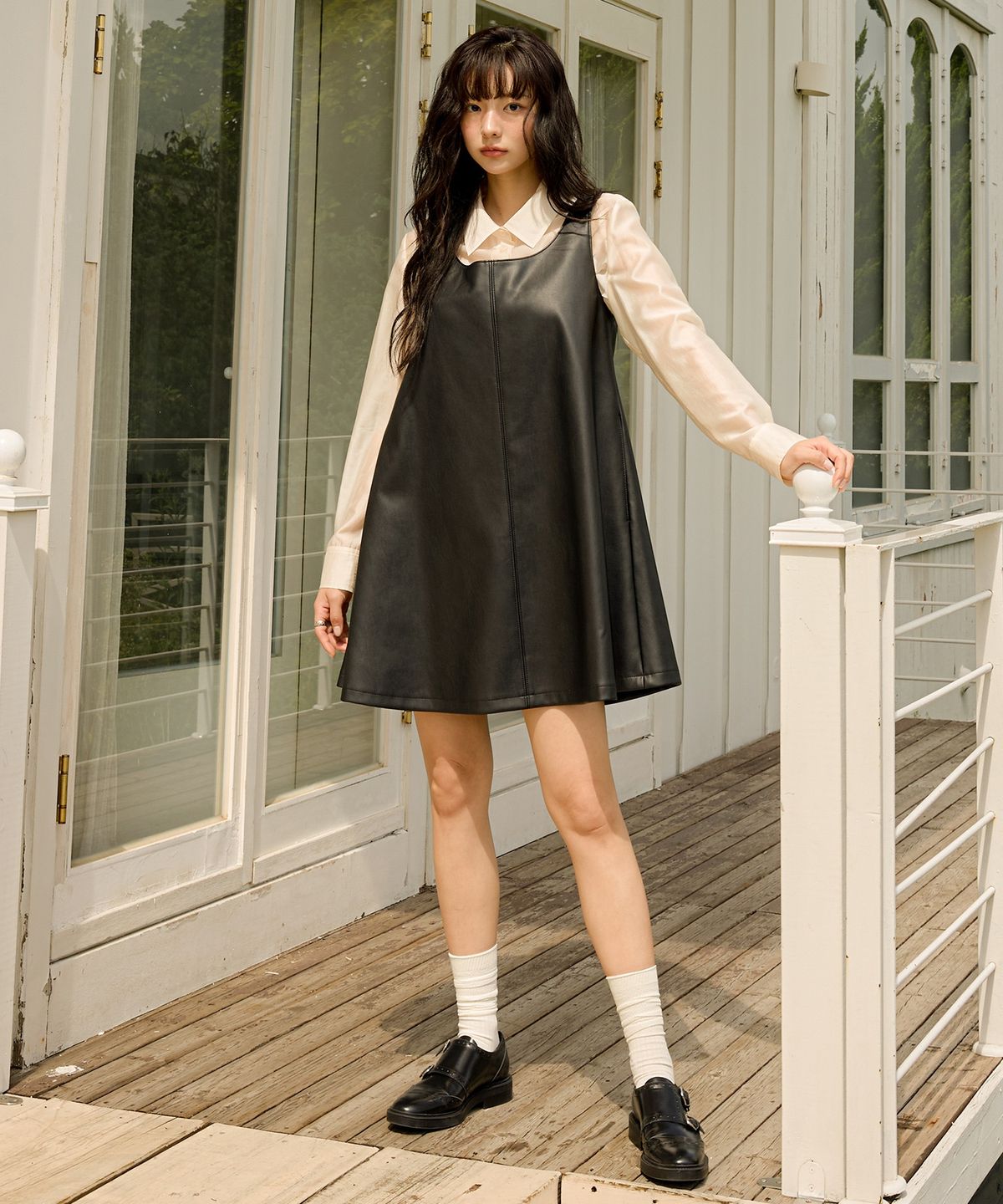 올리브 데 올리브(OLIVE DES OLIVE) 페이크레더 / 스웨이드 슬리브리스 원피스 OE5AO8560
