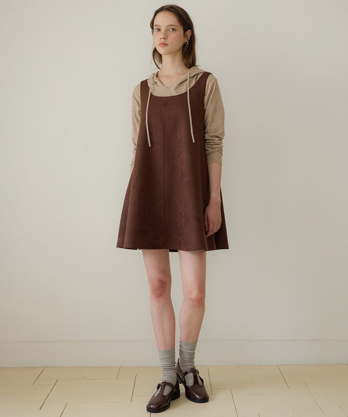올리브 데 올리브(OLIVE DES OLIVE) 페이크레더 / 스웨이드 슬리브리스 원피스 OE5AO8560