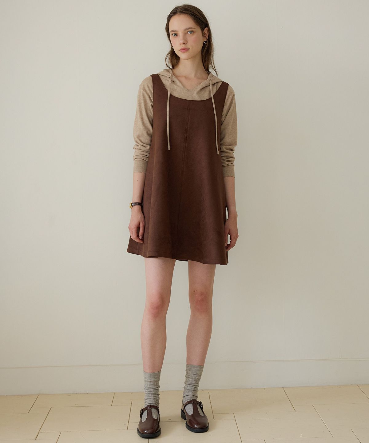 올리브 데 올리브(OLIVE DES OLIVE) 페이크레더 / 스웨이드 슬리브리스 원피스 OE5AO8560