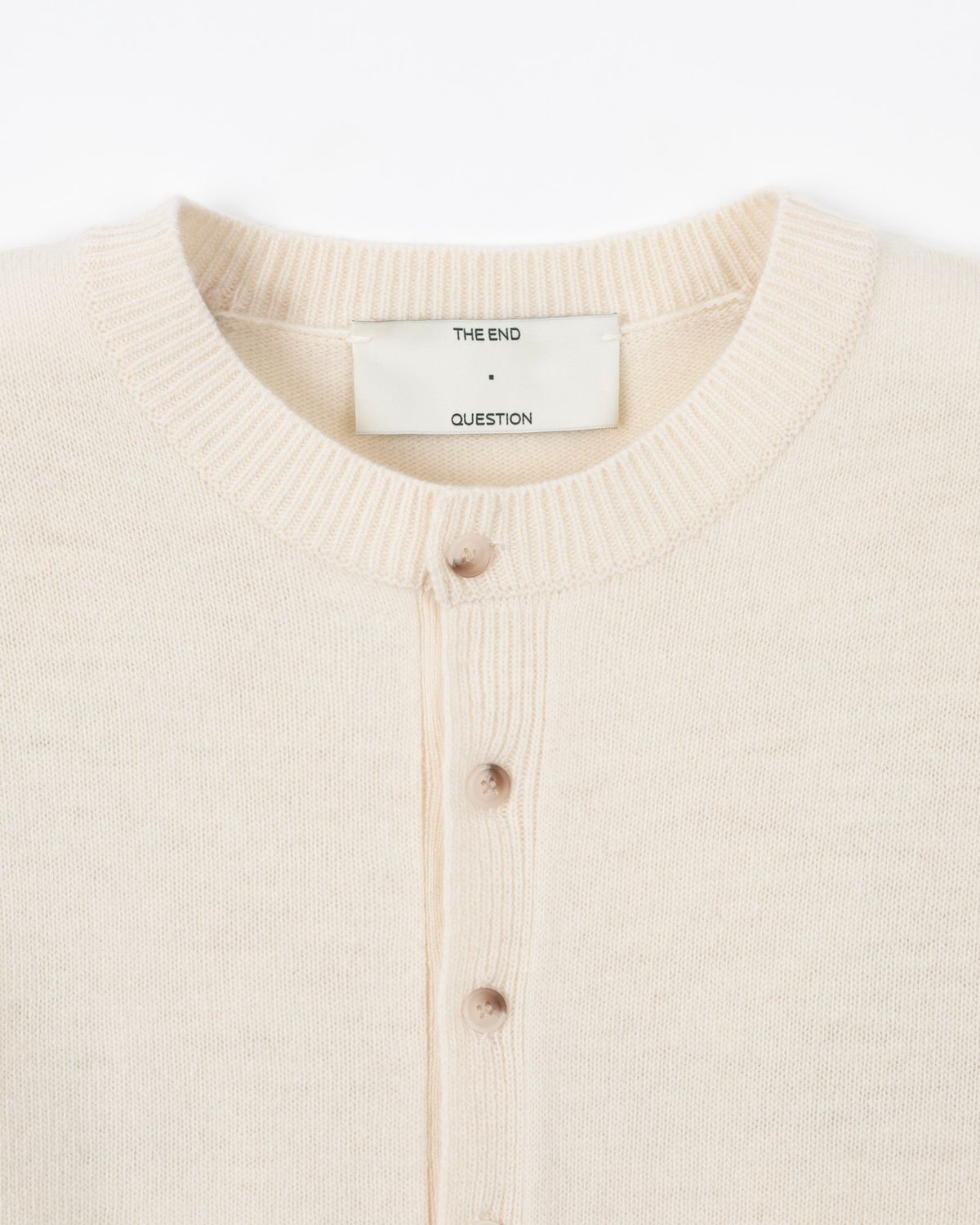 디앤드퀘스천(THEENDQUESTION) Button half-open knit top / WHITE
