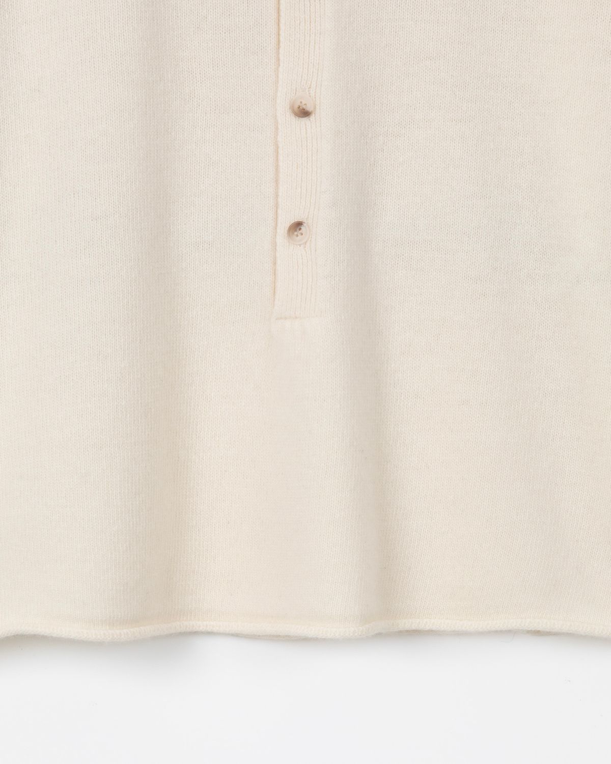 디앤드퀘스천(THEENDQUESTION) Button half-open knit top / WHITE