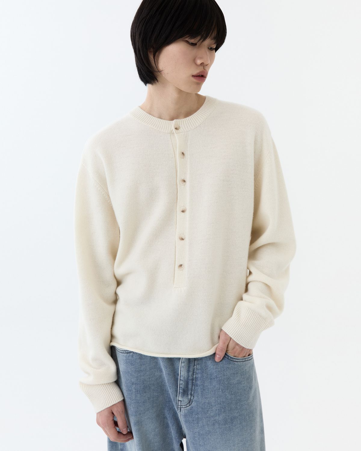 디앤드퀘스천(THEENDQUESTION) Button half-open knit top / WHITE