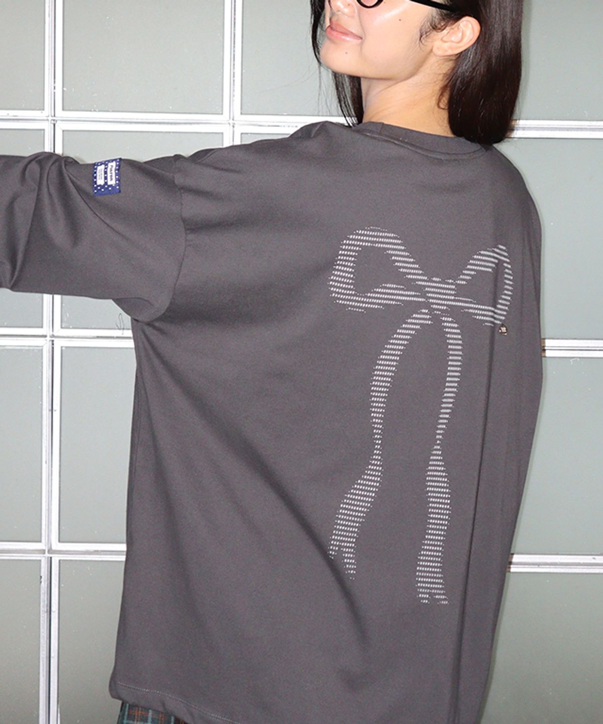 론론(RONRON) TYPE HEART RIBBON OVER FIT LONG SLEEVE CHARCOAL