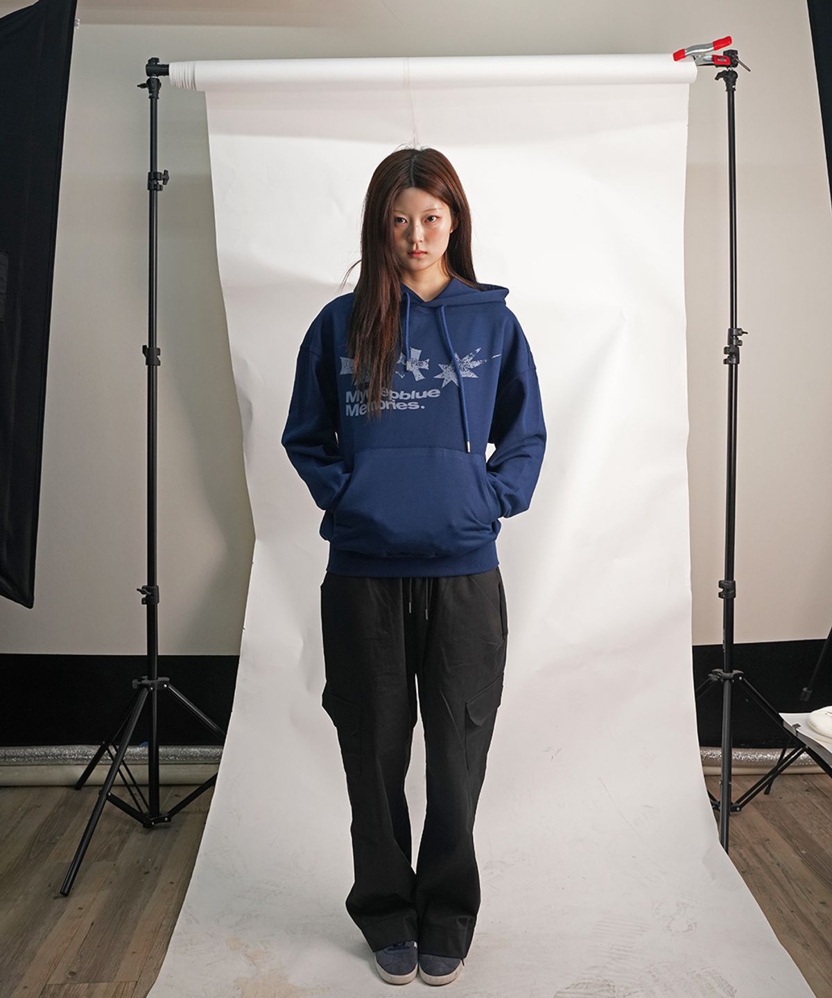 마이딥블루메모리즈(MY DEEP BLUE MEMORIES) SYMBOL LOGO GRAPHIC HOODIE (NAVY)