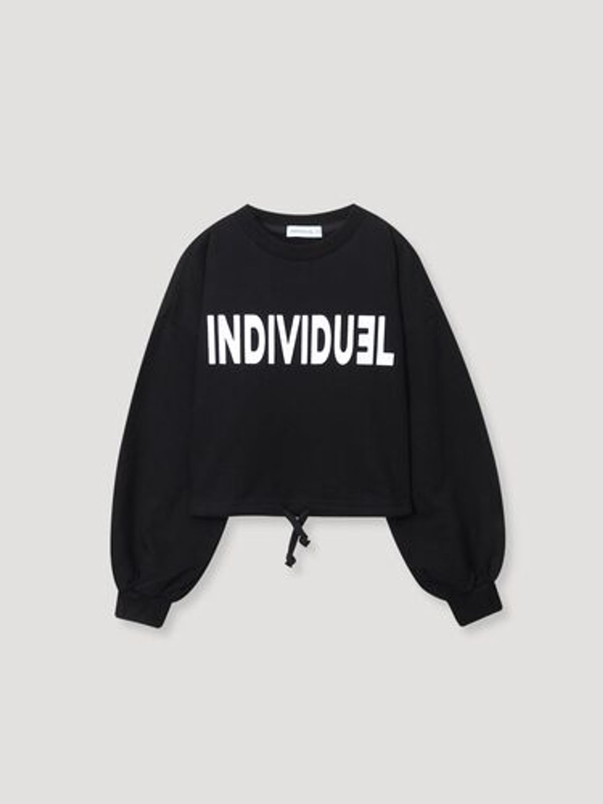 인디비주엘(INDIVIDUEL) 어크로스 크롭 티셔츠