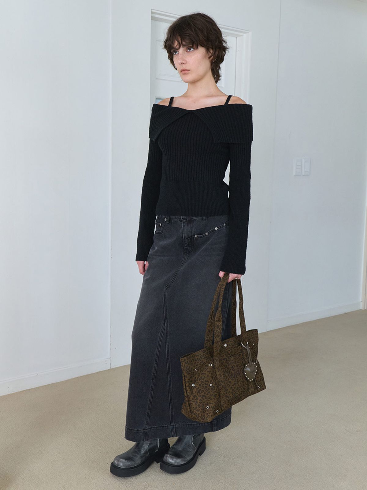 레이브(RAIVE) Rivet detail Long Denim Skirt in Black VJ5AS377-10