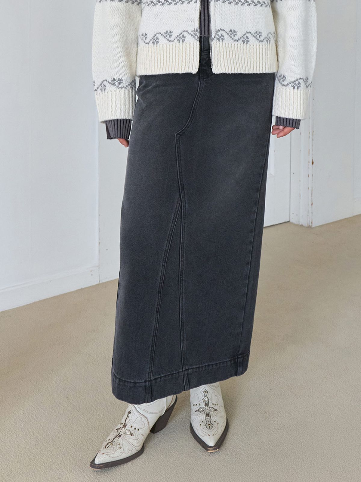 레이브(RAIVE) Rivet detail Long Denim Skirt in Black VJ5AS377-10