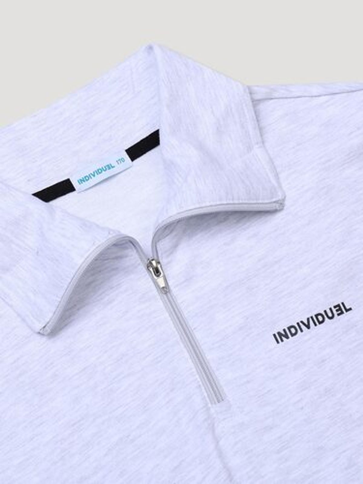 인디비주엘(INDIVIDUEL) 스템 그레이 반집업 티셔츠