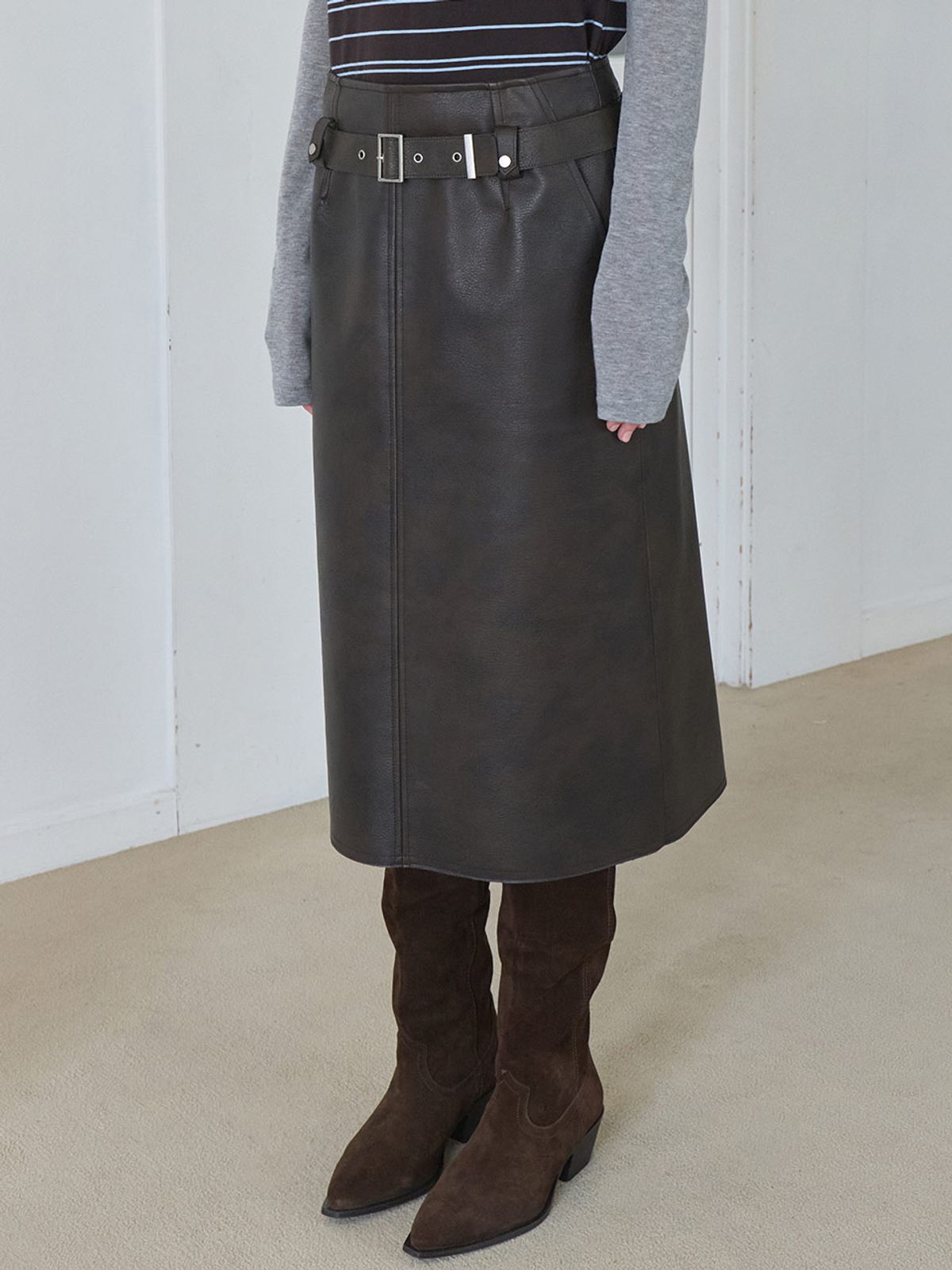 레이브(RAIVE) Belted Leather Midi Skirt in Brown VL5AS344-93