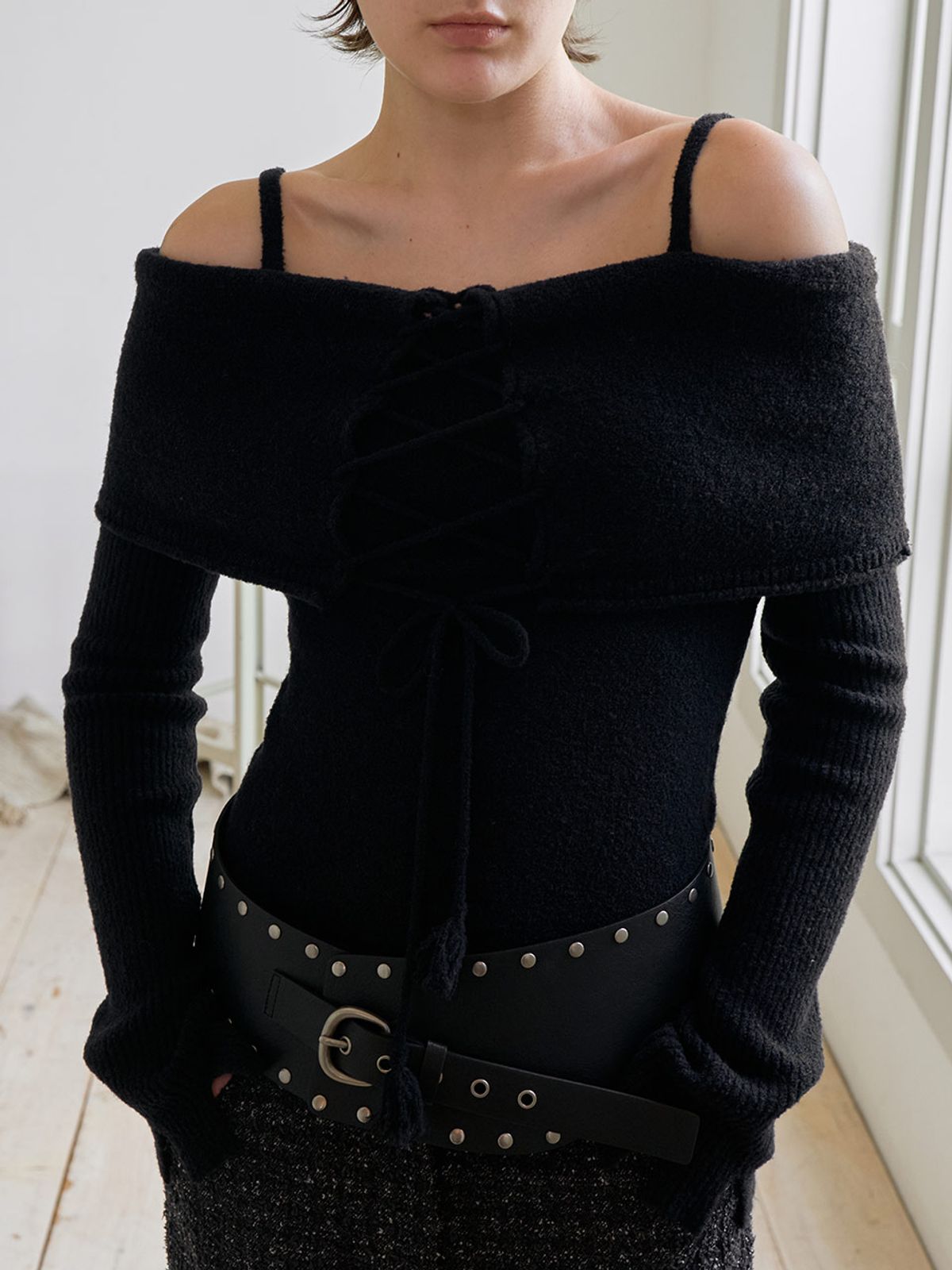 레이브(RAIVE) Off-Shoulder Strap Knit VK5AP184_2color