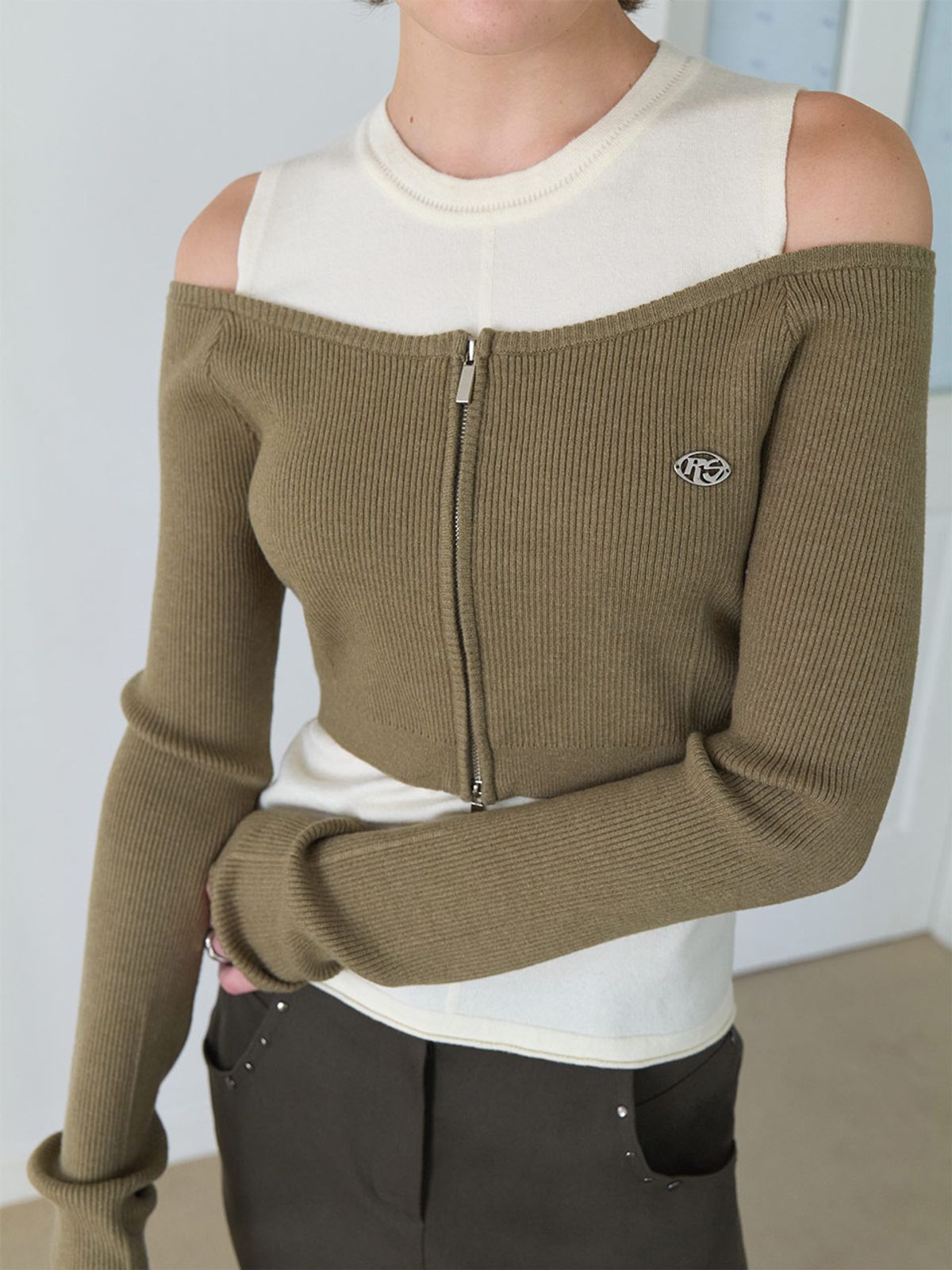 레이브(RAIVE) Zipper Shoulder Cut-out Knit VK5AP182_2color