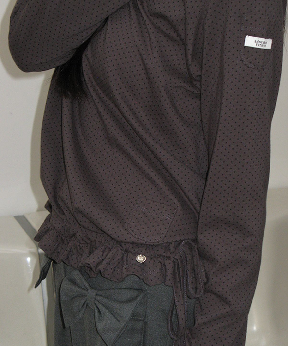 론론(RONRON) MINI POCKET SHIRRING LONG SLEEVE CHARCOAL DOT