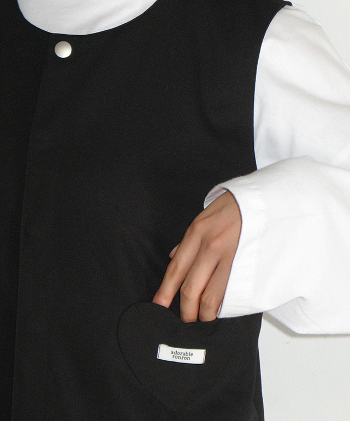 론론(RONRON) HEART POCKET HALF PLEATED DRESS BLACK