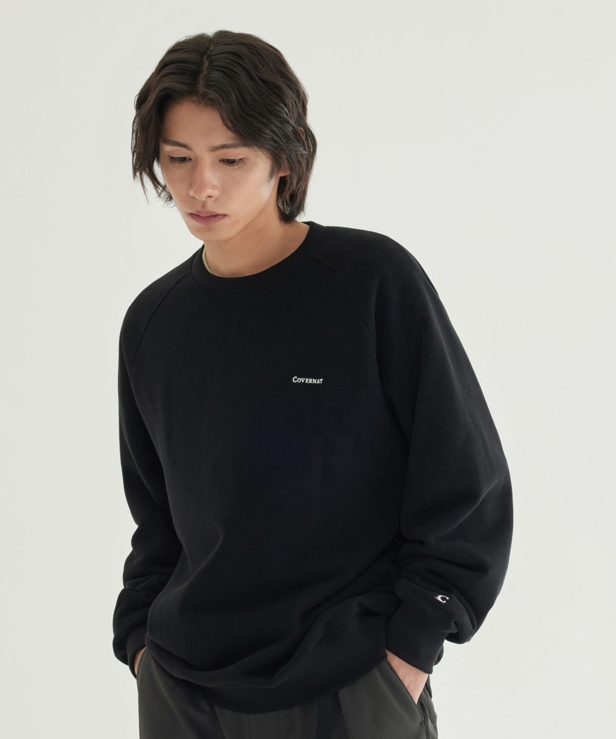 커버낫(COVERNAT) 스몰 로고 기모 맨투맨 Black