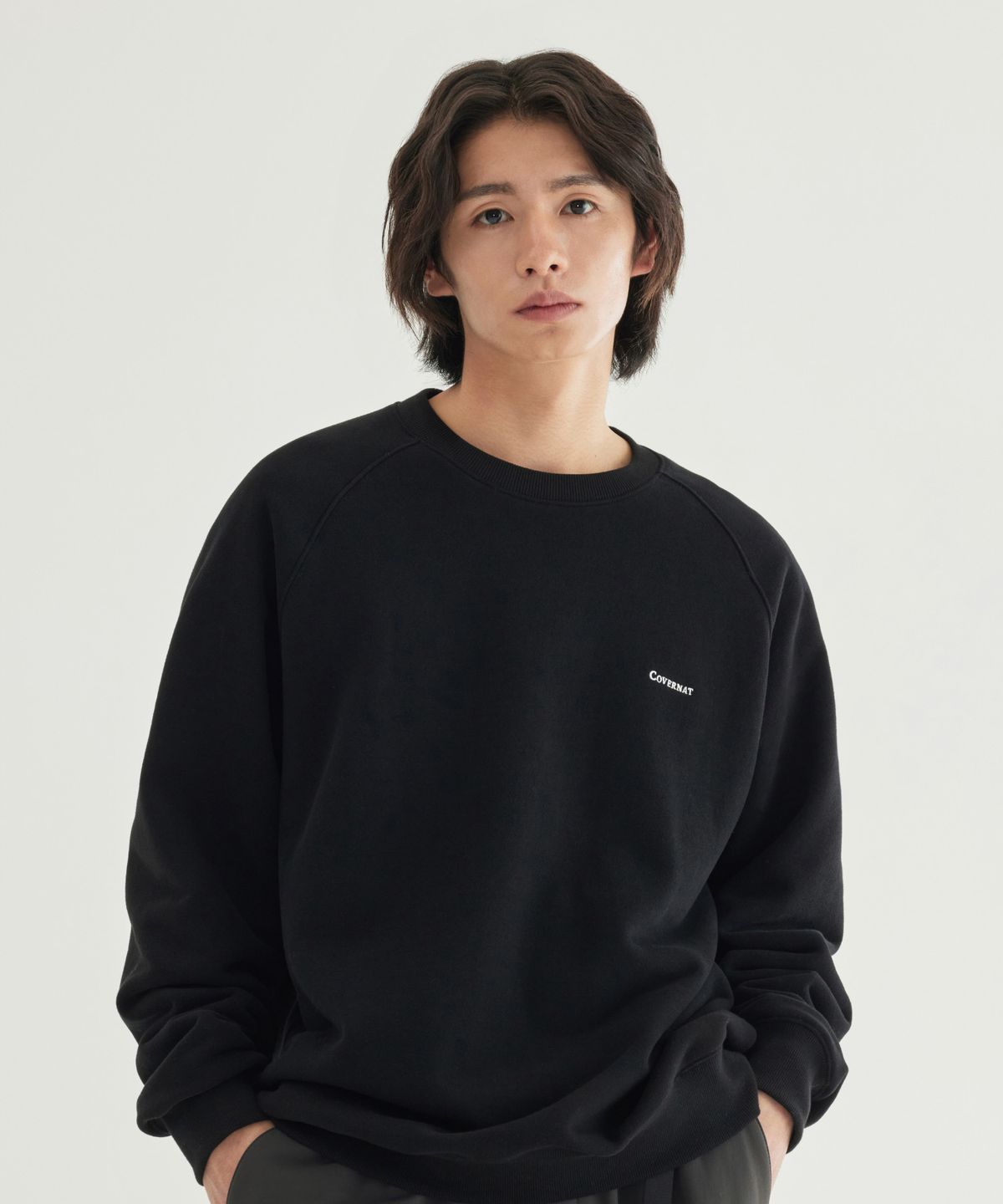 커버낫(COVERNAT) 스몰 로고 기모 맨투맨 Black
