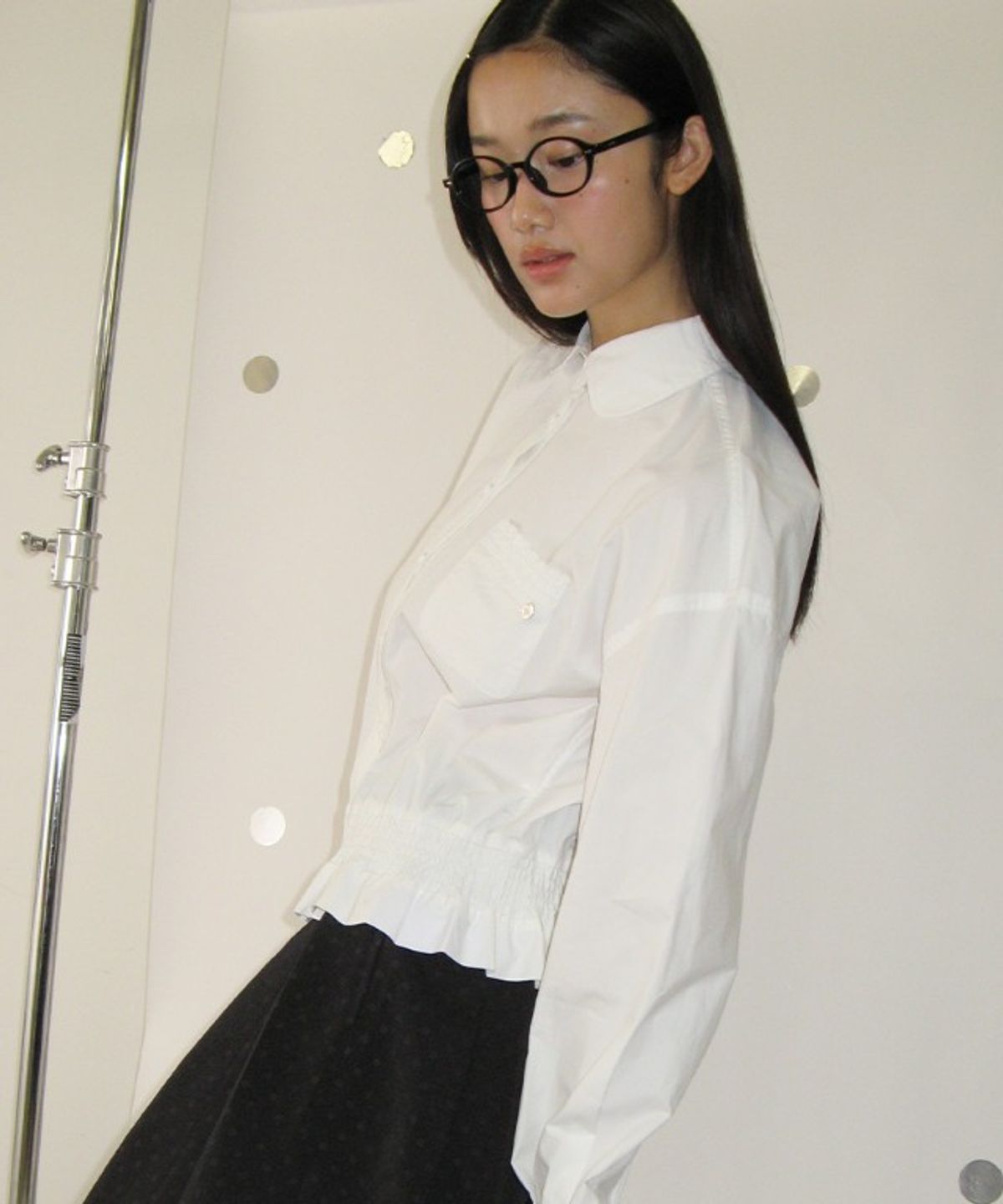 론론(RONRON) SMOCKED HEM FRILL ROUND COLLAR SHIRT WHITE