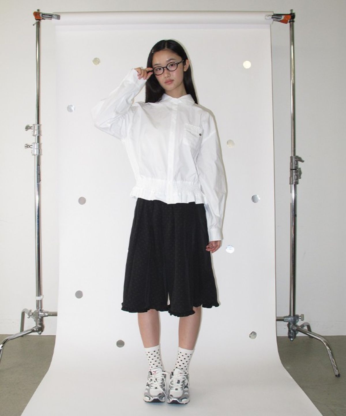 론론(RONRON) SMOCKED HEM FRILL ROUND COLLAR SHIRT WHITE