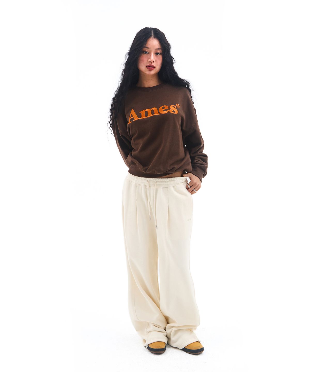 아메스 월드와이드(AMES-WORLDWIDE) BASIC SMALL LOGO SWEAT PANTS CREAM