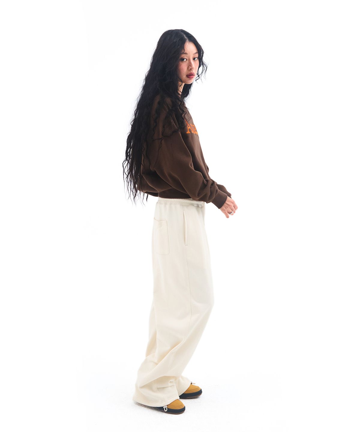 아메스 월드와이드(AMES-WORLDWIDE) BASIC SMALL LOGO SWEAT PANTS CREAM