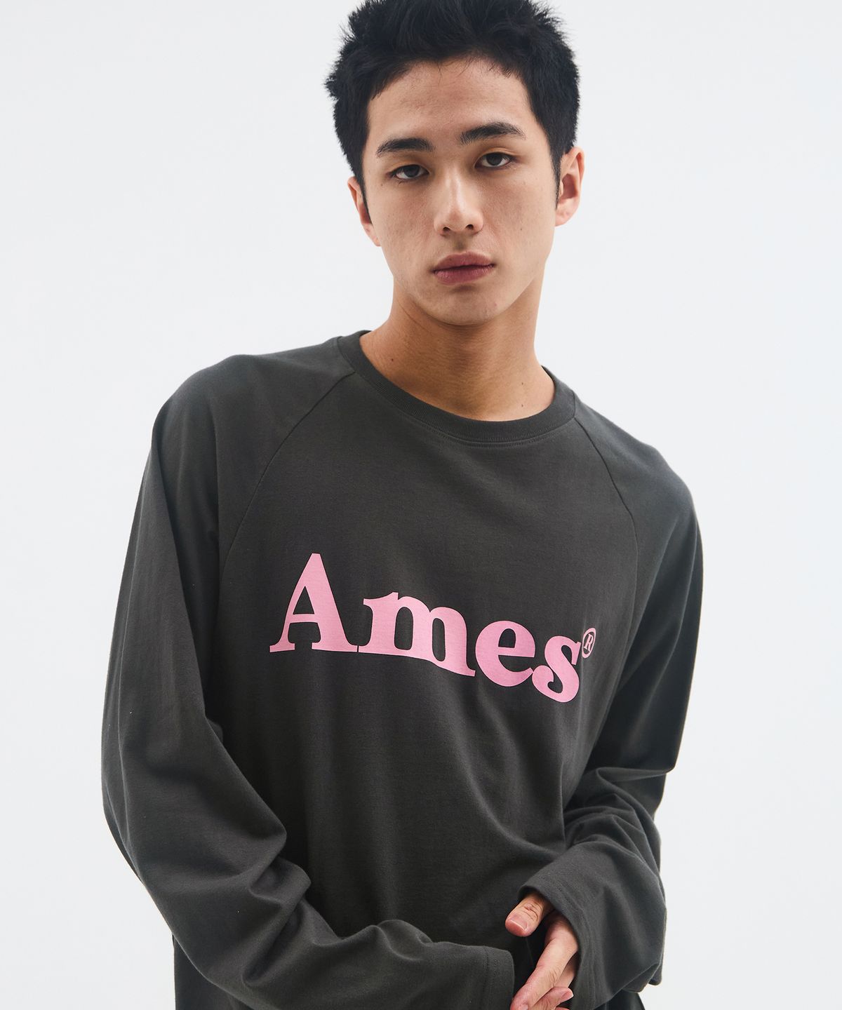 아메스 월드와이드(AMES-WORLDWIDE) BASIC LOGO LONGSLEEVE TEE CHARCOAL