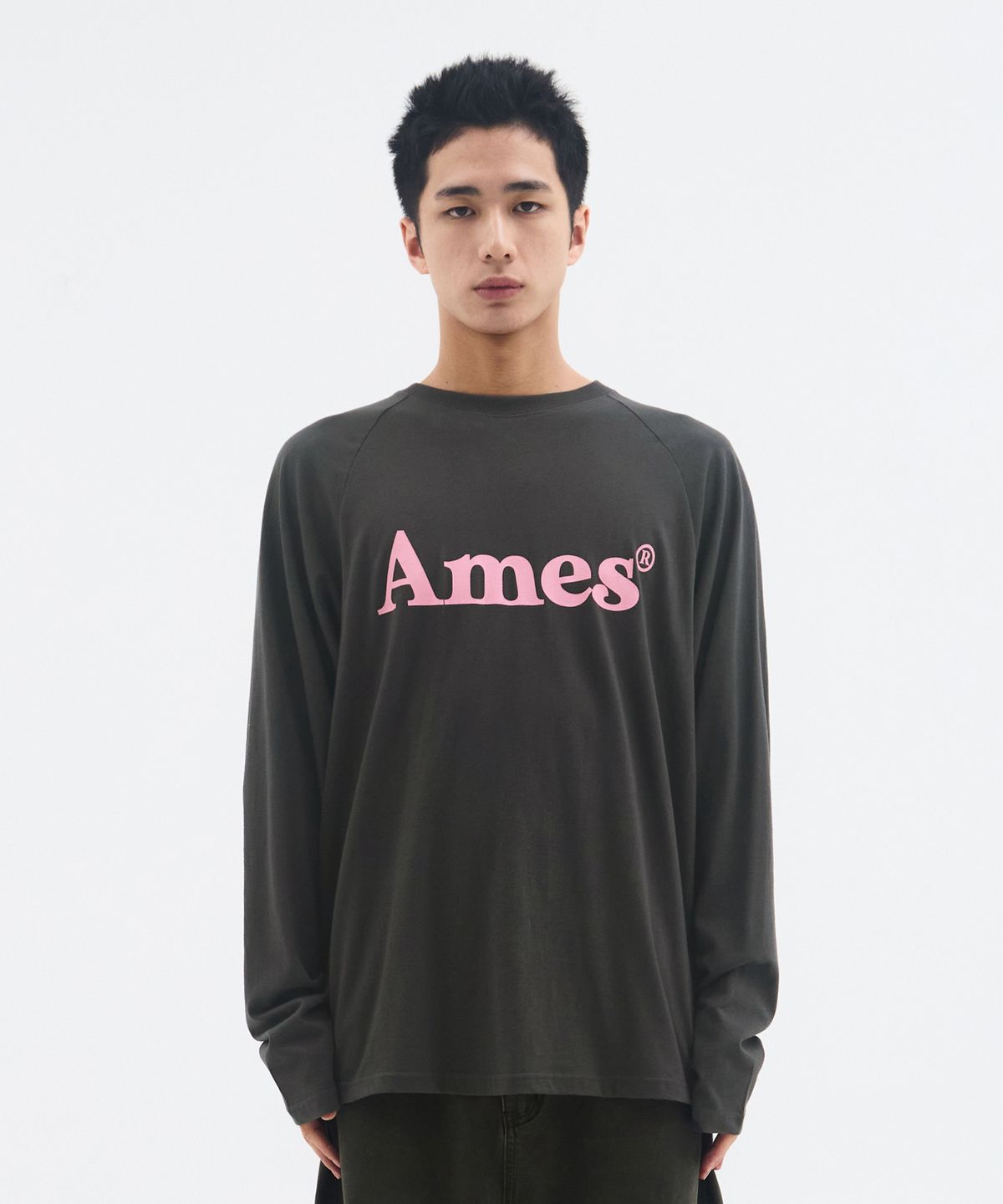 아메스 월드와이드(AMES-WORLDWIDE) BASIC LOGO LONGSLEEVE TEE CHARCOAL