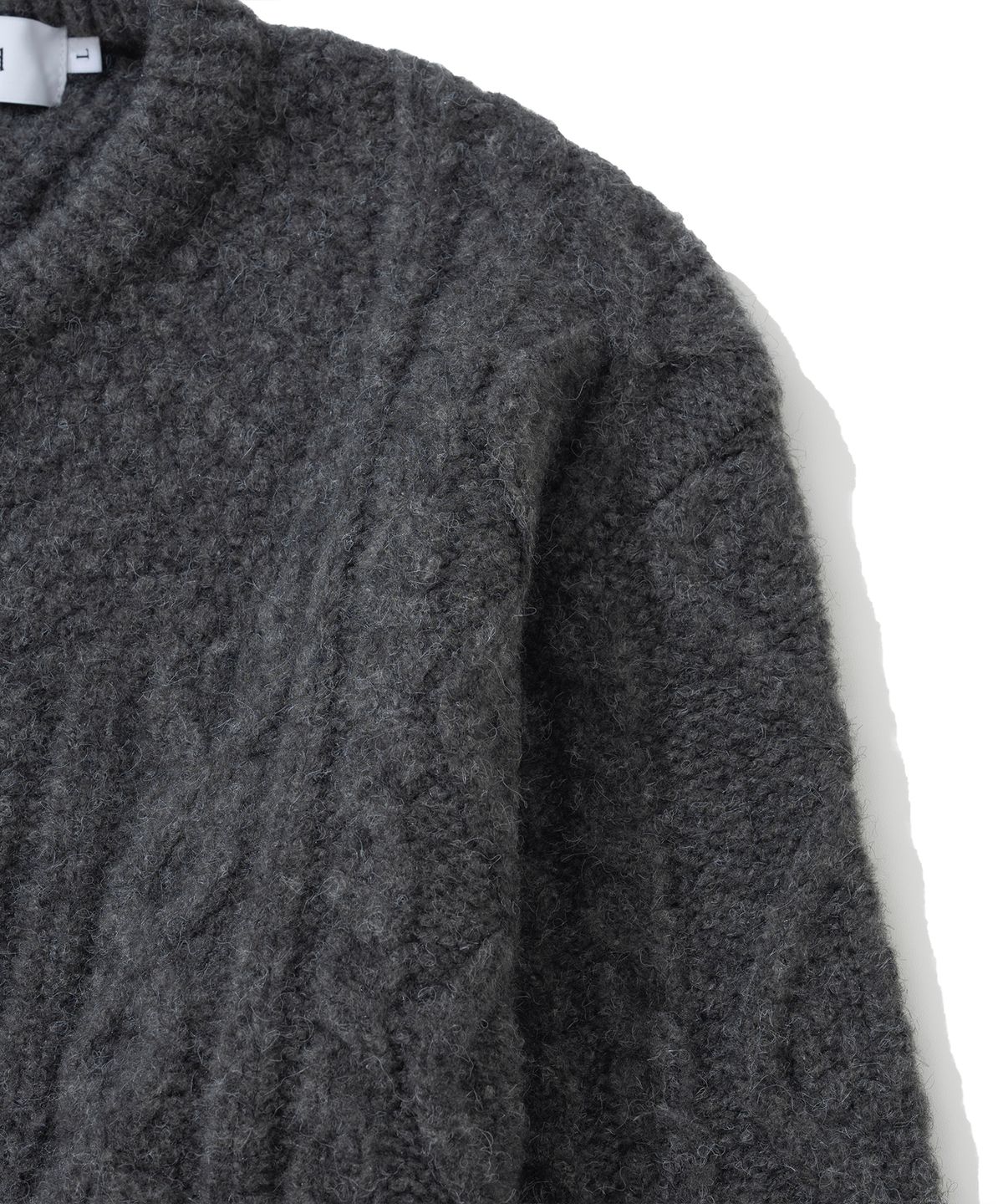 니티드(KNITTED) (UNISEX)볼드 케이블 라운드 니트 가디건 CHARCOAL