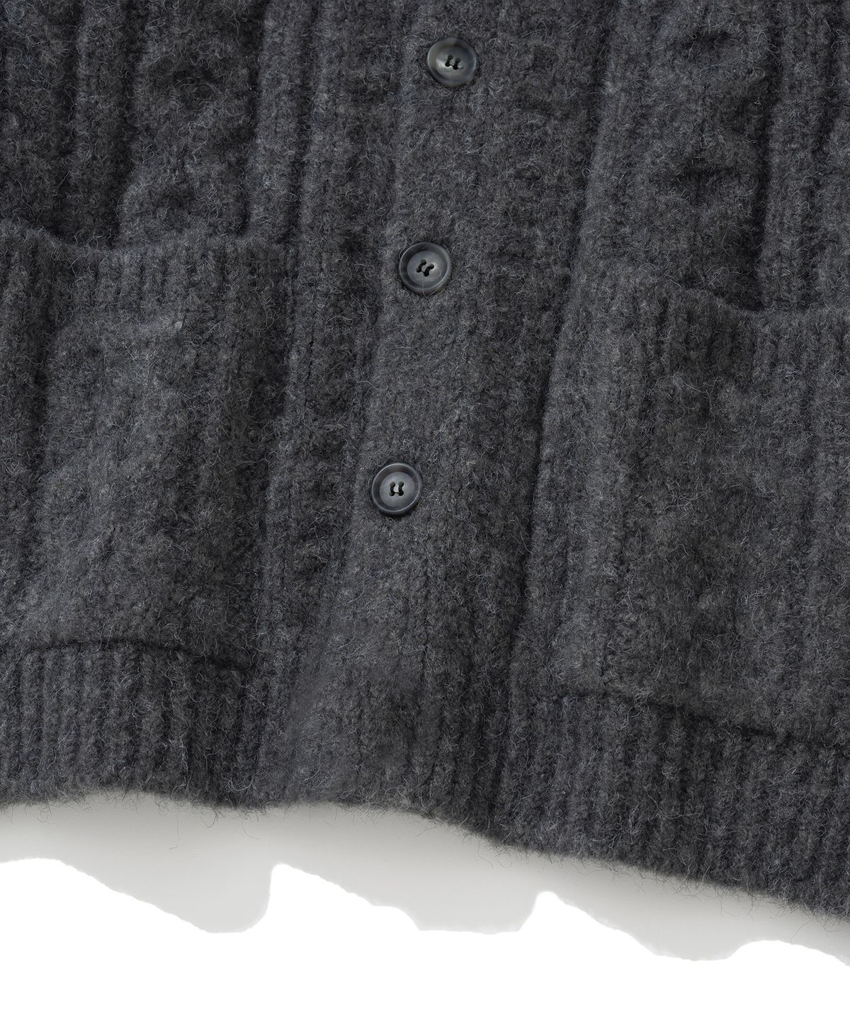 니티드(KNITTED) (UNISEX)볼드 케이블 라운드 니트 가디건 CHARCOAL