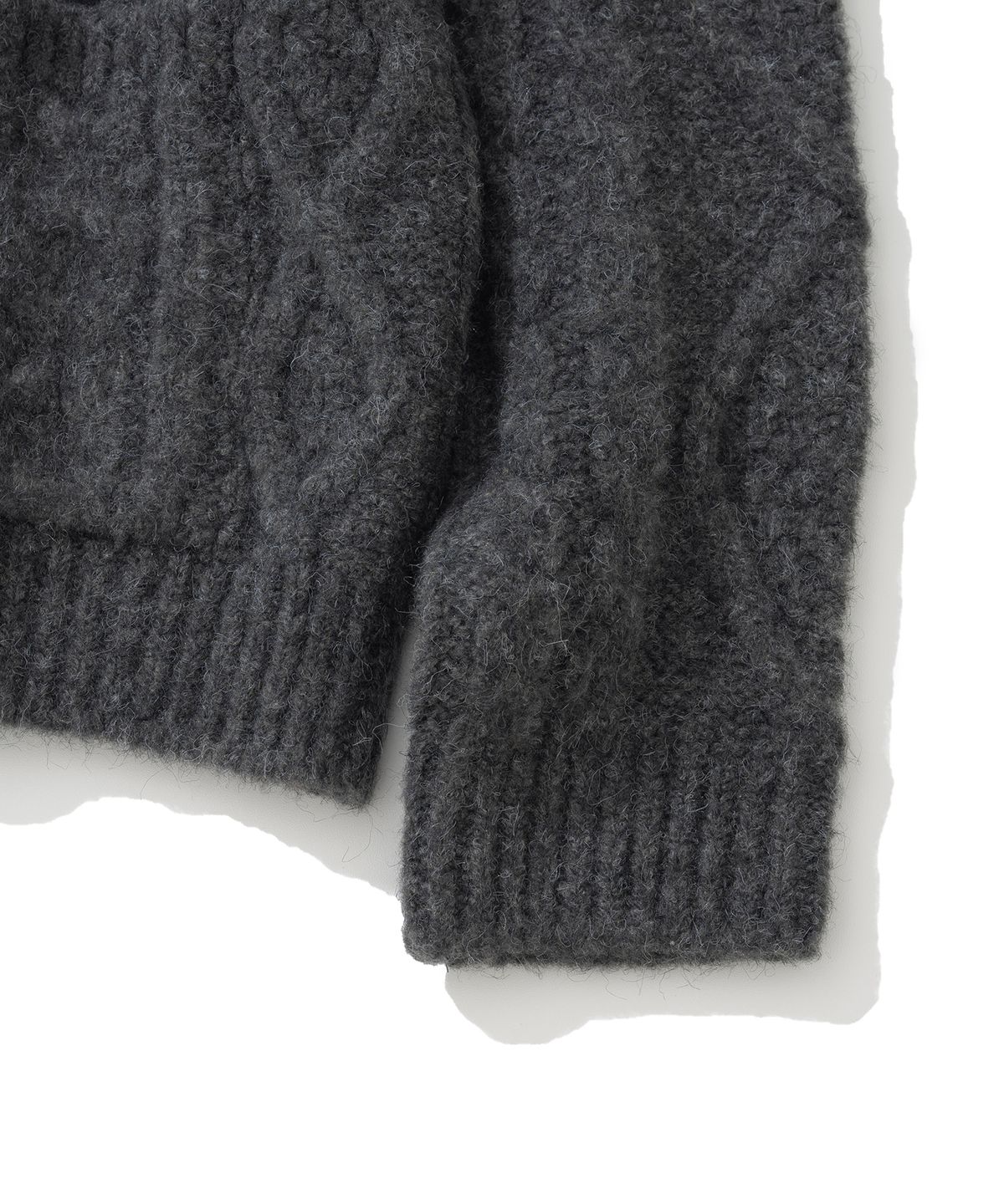 니티드(KNITTED) (UNISEX)볼드 케이블 라운드 니트 가디건 CHARCOAL