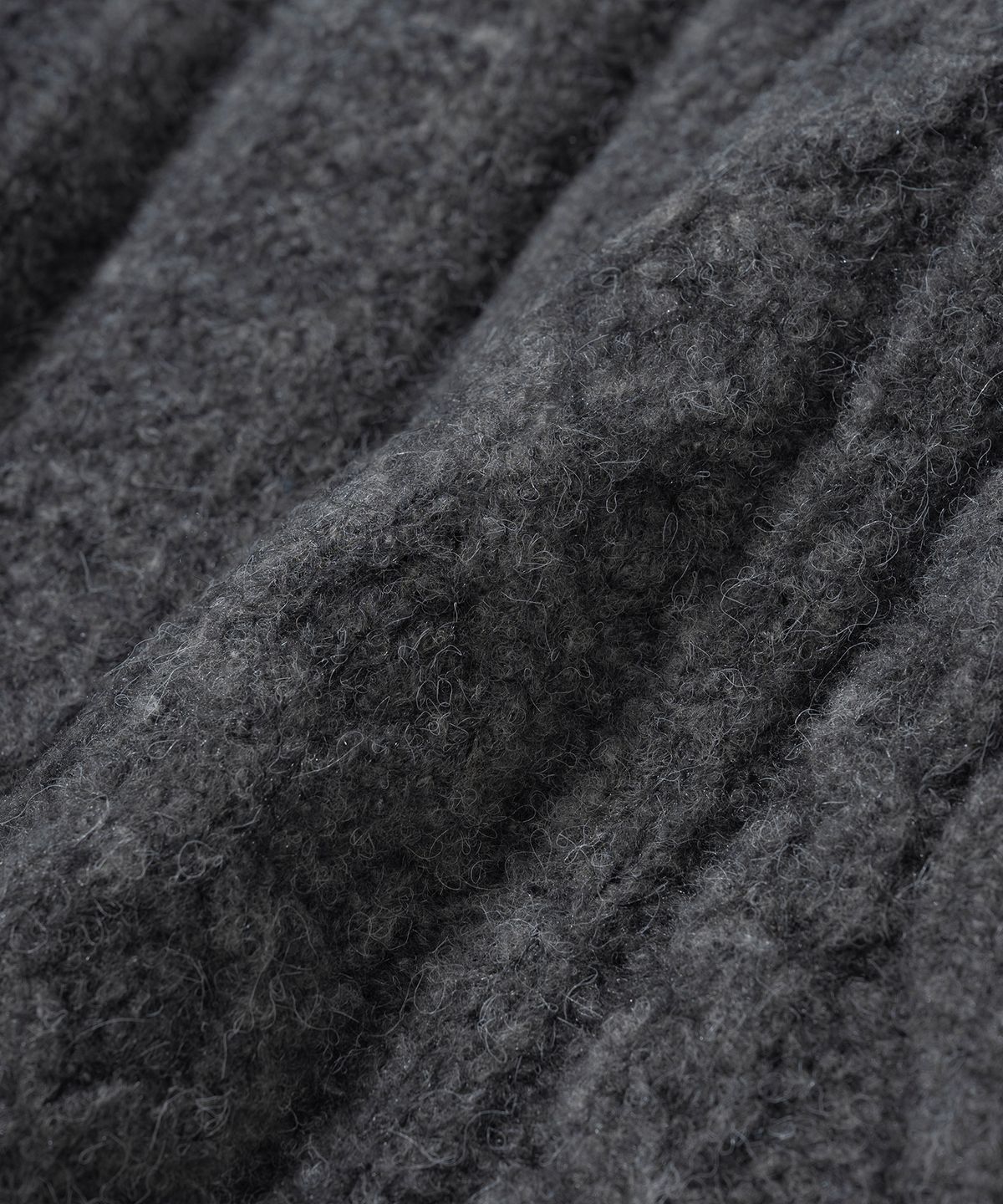 니티드(KNITTED) (UNISEX)볼드 케이블 라운드 니트 가디건 CHARCOAL