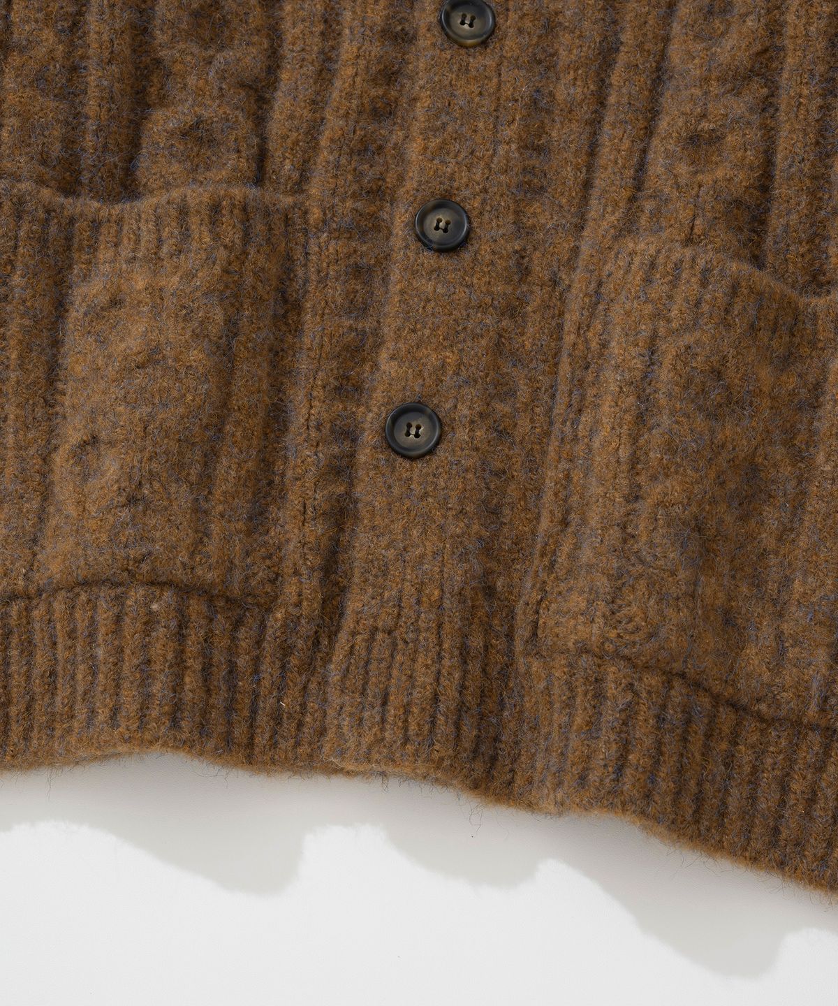 니티드(KNITTED) (UNISEX)볼드 케이블 라운드 니트 가디건 CAMEL