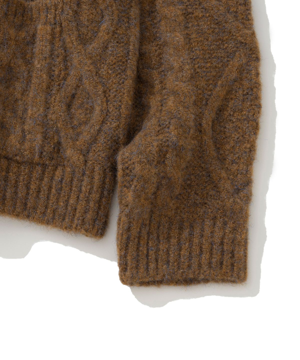 니티드(KNITTED) (UNISEX)볼드 케이블 라운드 니트 가디건 CAMEL