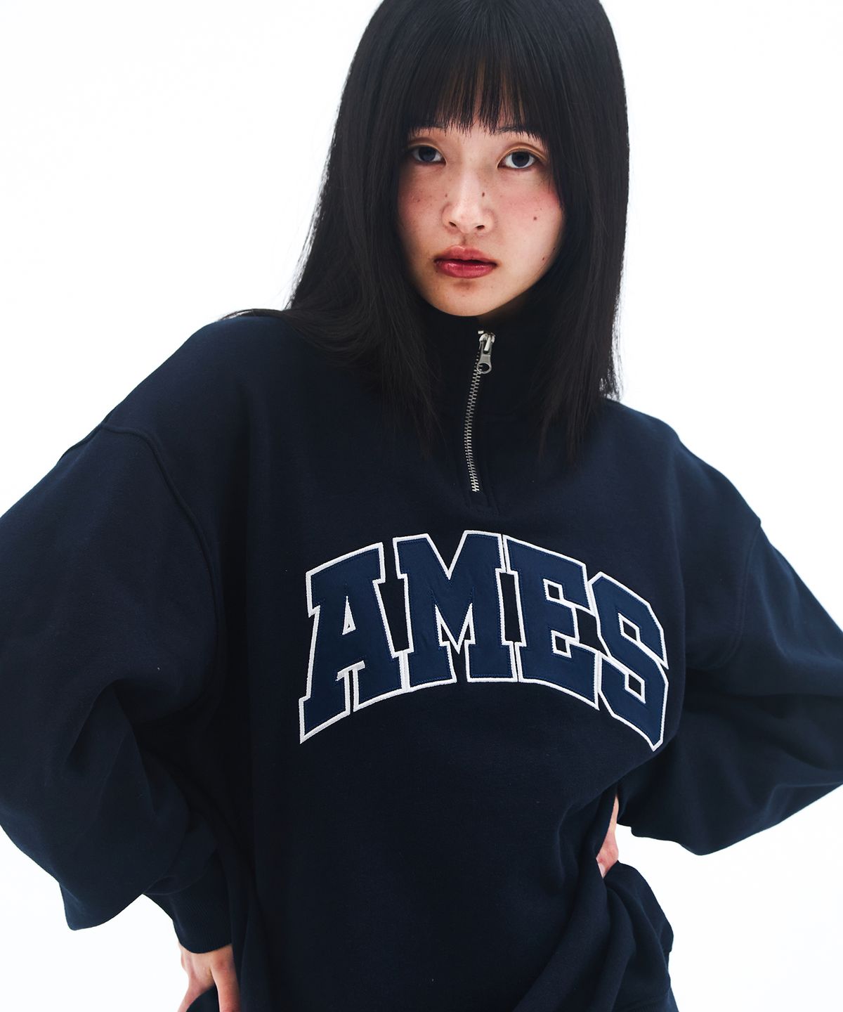 아메스 월드와이드(AMES-WORLDWIDE) BASIC APPLIQUE HALF ZIP SWEATSHIRT NAVY