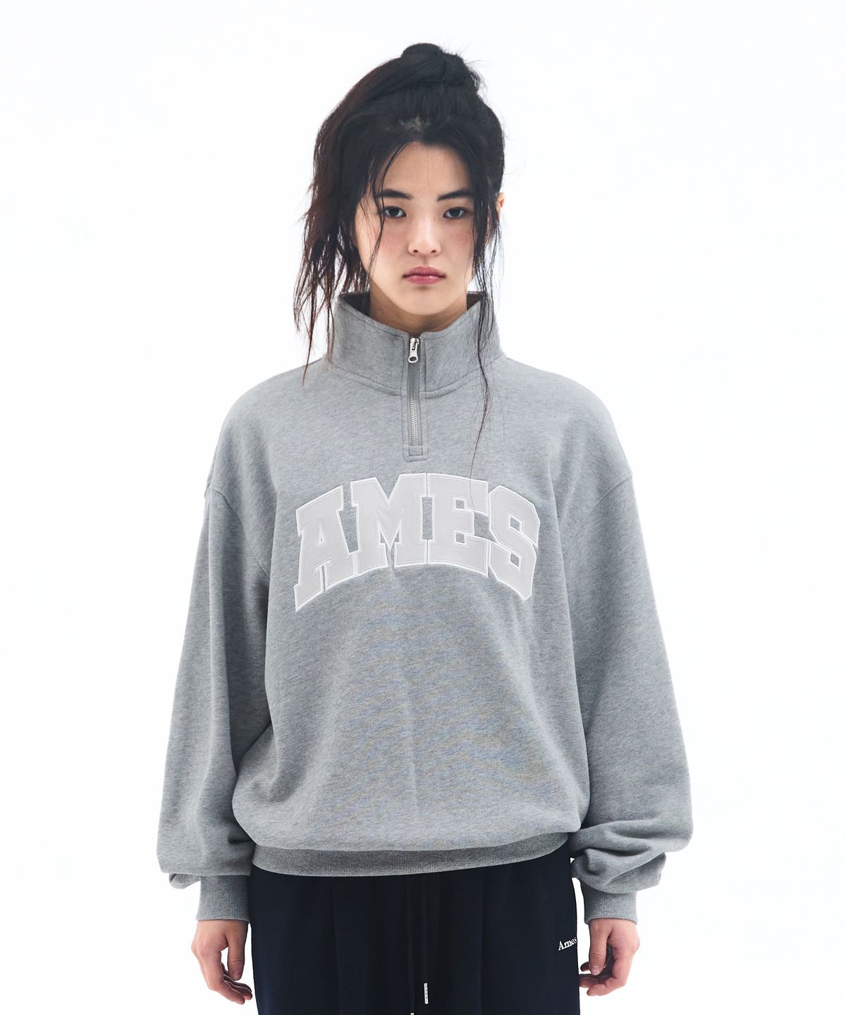 아메스 월드와이드(AMES-WORLDWIDE) BASIC APPLIQUE HALF ZIP SWEATSHIRT GREY