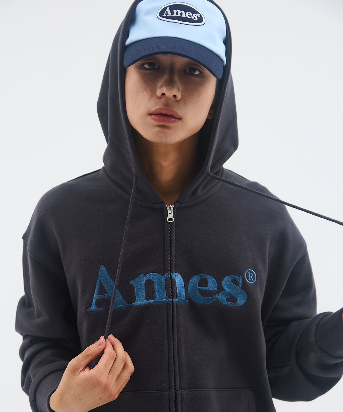 아메스 월드와이드(AMES-WORLDWIDE) BASIC LOGO HOODIE ZIP UP DEEP CHARCOAL