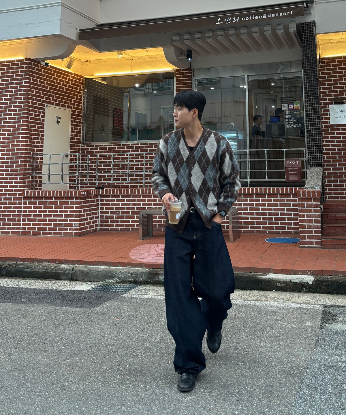 커즈넬로(CUZNELLO) 블랜드 아가일 가디건_브라운