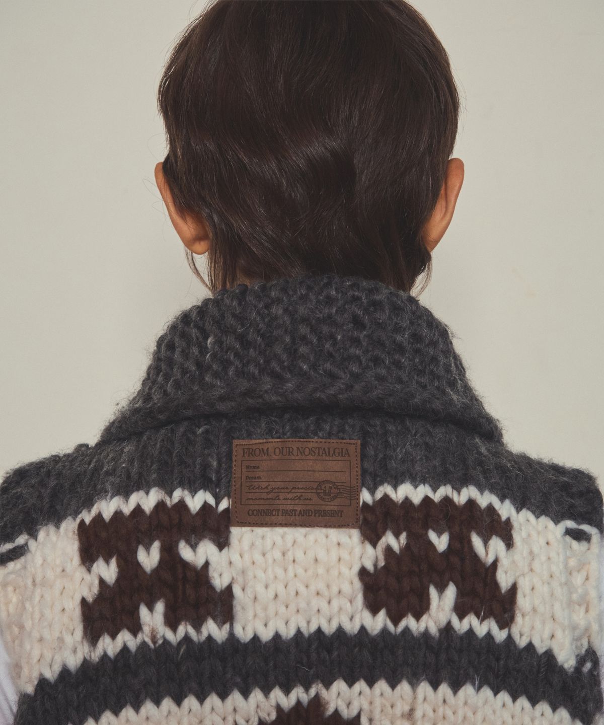 아우어노스텔지아(OURNOSTALGIA) real handmade cowichan knit vest zip-up_Charcoal