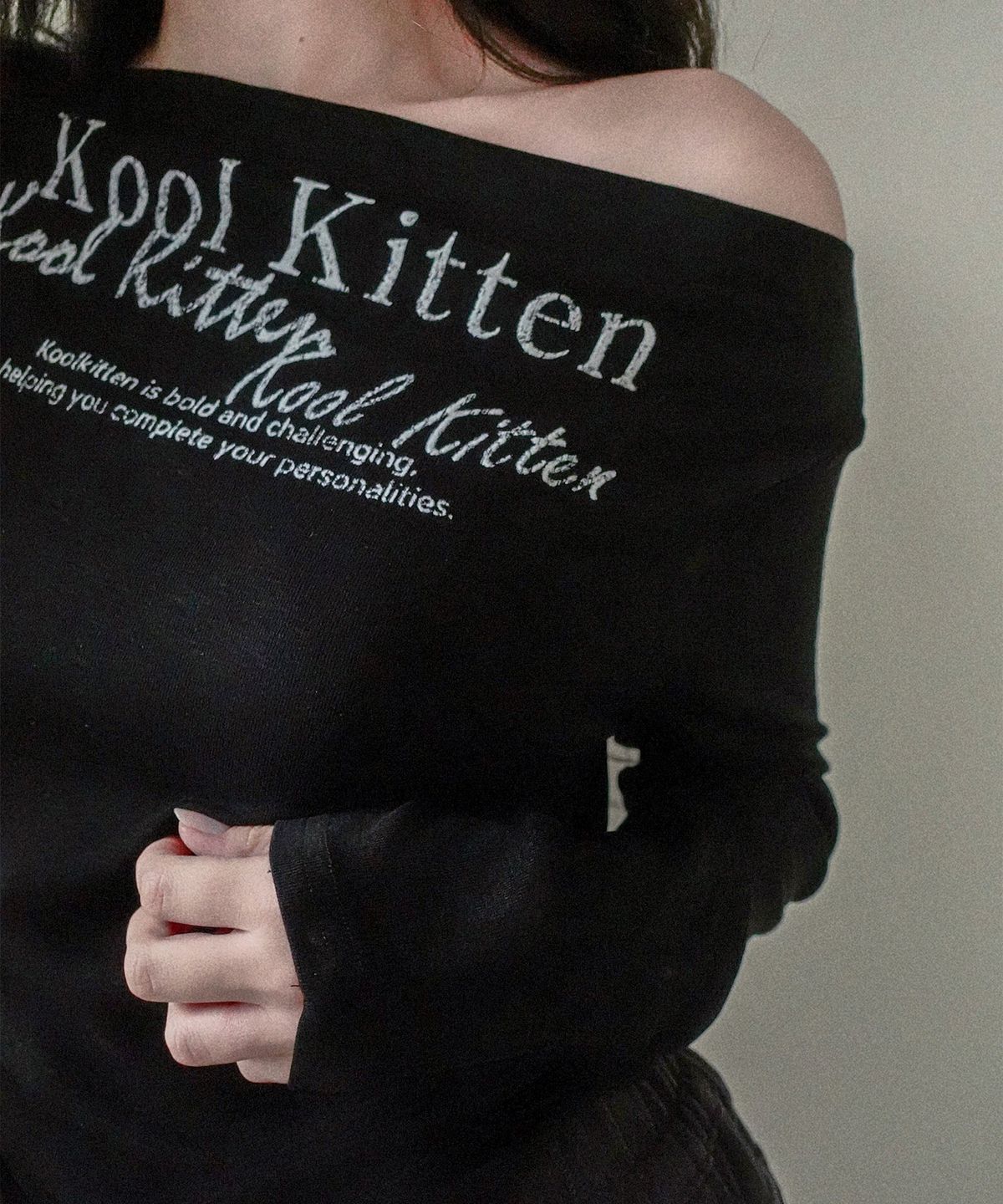 쿨키튼(KOOLKITTEN) Off-Shoulder Kitten T-Shirt