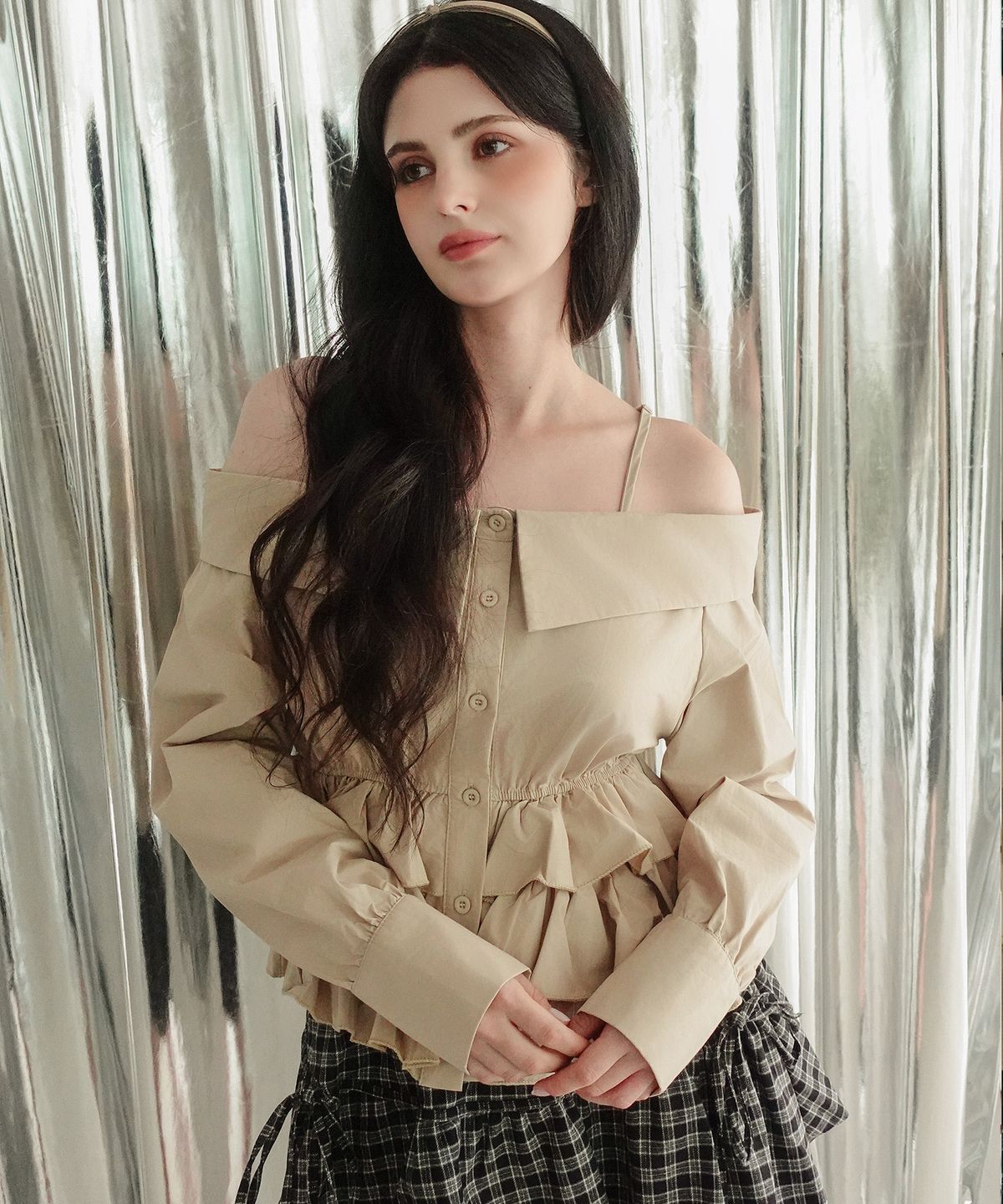 쿨키튼(KOOLKITTEN) Ruffled Off-Shoulder Blouse