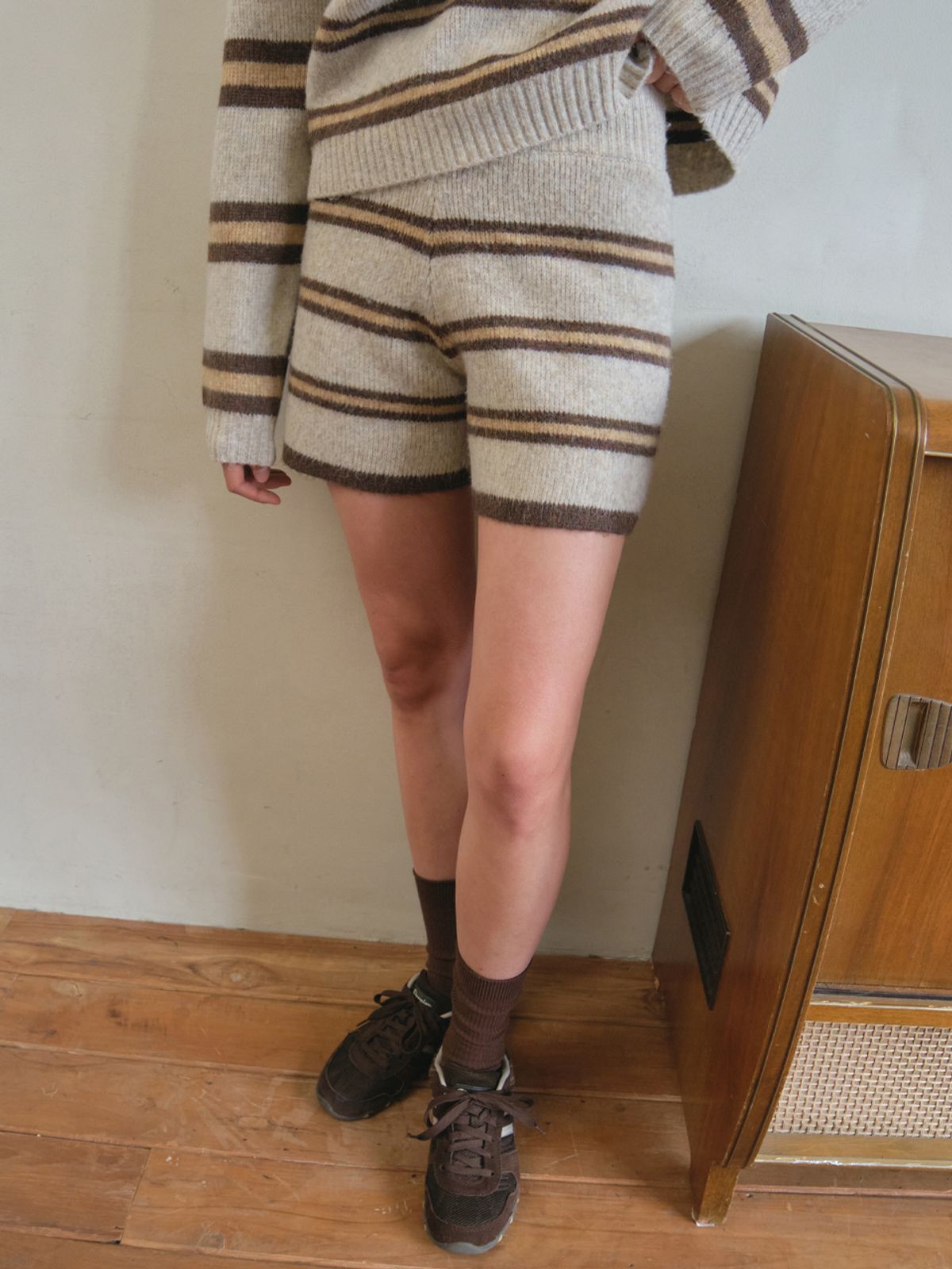 아우어노스텔지아(OURNOSTALGIA) Mellow multi stripe knit shorts_Beige(OC25-KN14)