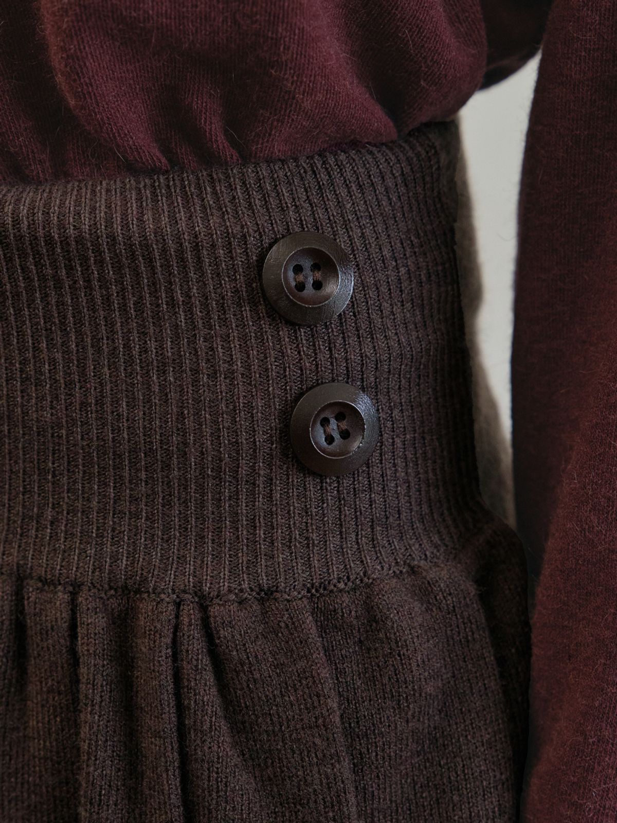 아우어노스텔지아(OURNOSTALGIA) Button Pleated knit skirt_Brown(OC25-KN17)