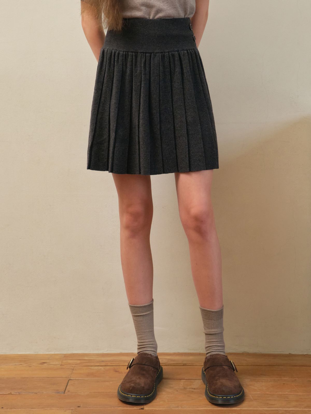 아우어노스텔지아(OURNOSTALGIA) Button Pleated knit skirt_Charcoal(OC25-KN17)