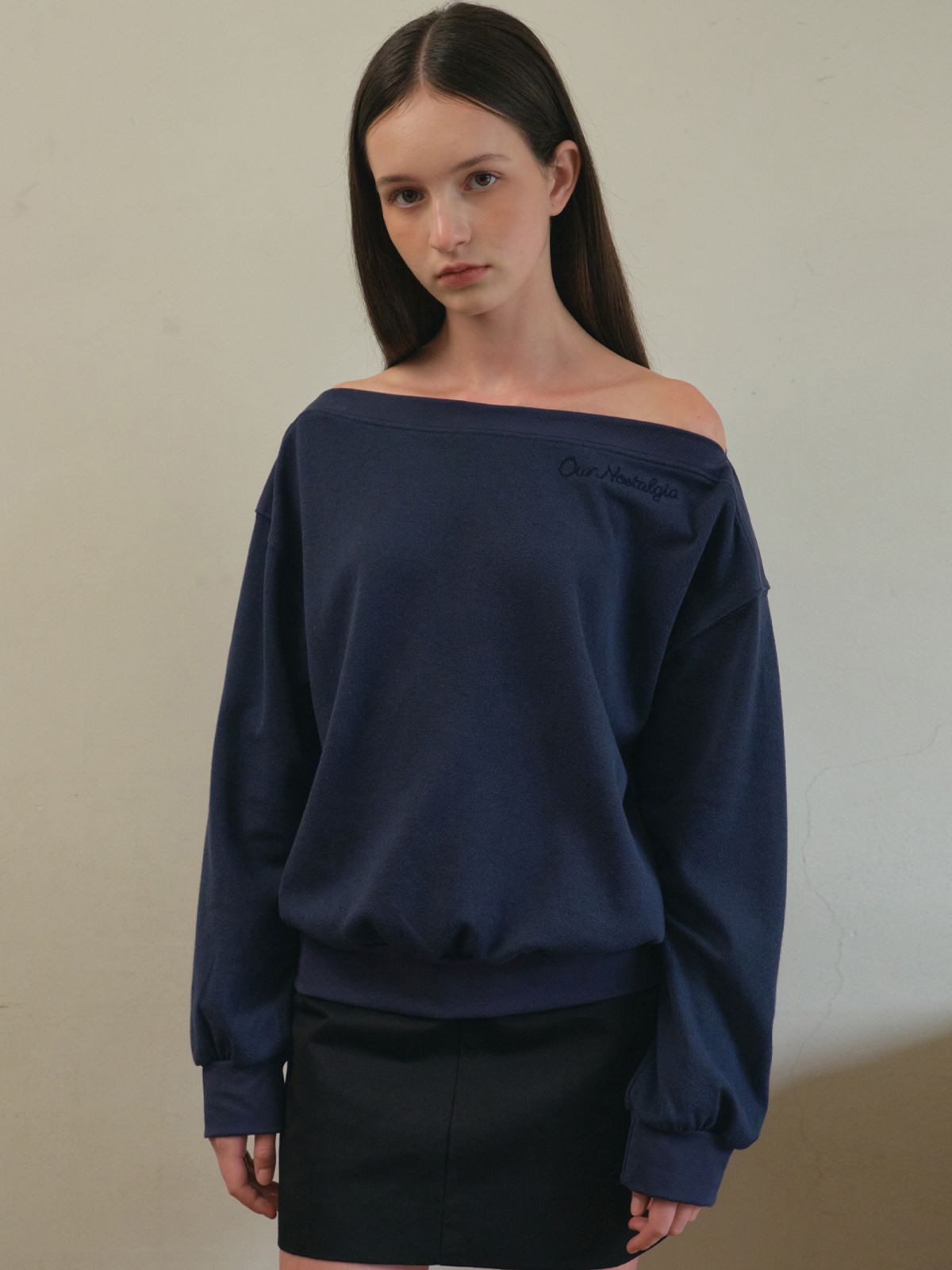 아우어노스텔지아(OURNOSTALGIA) Murmur off shoulder sweatshirt_Navy(O25-TP19)