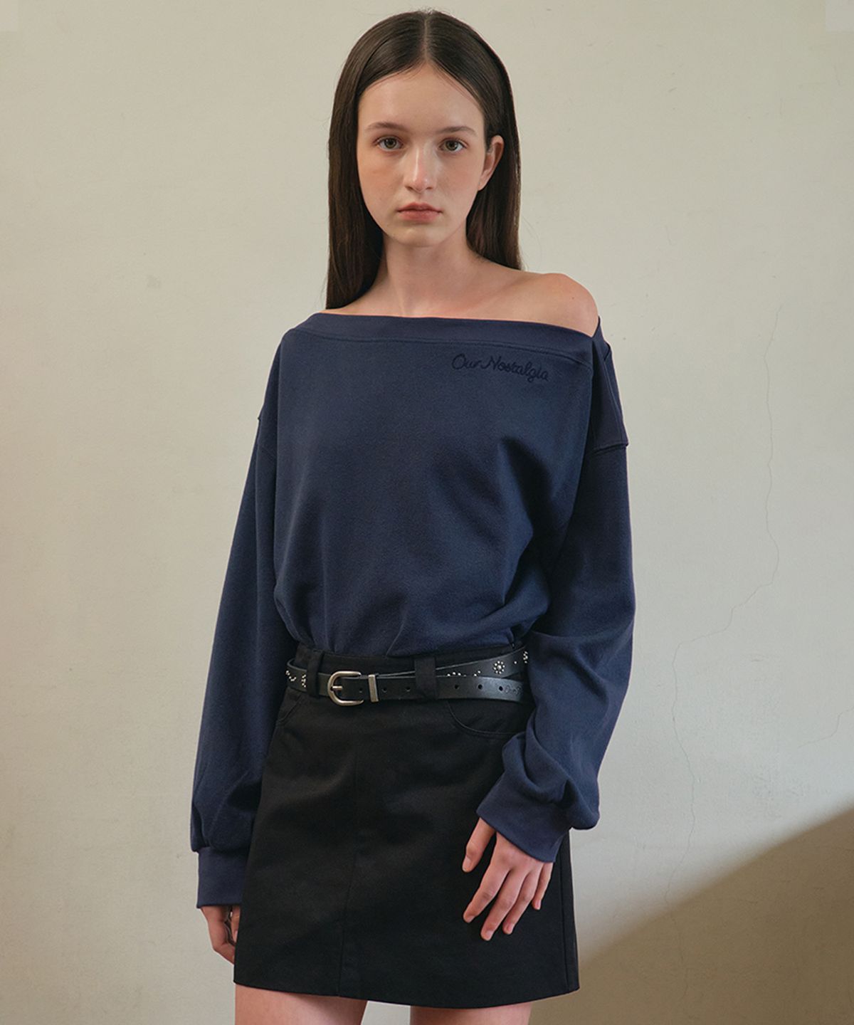 아우어노스텔지아(OURNOSTALGIA) Murmur off shoulder sweatshirt_Navy(O25-TP19)