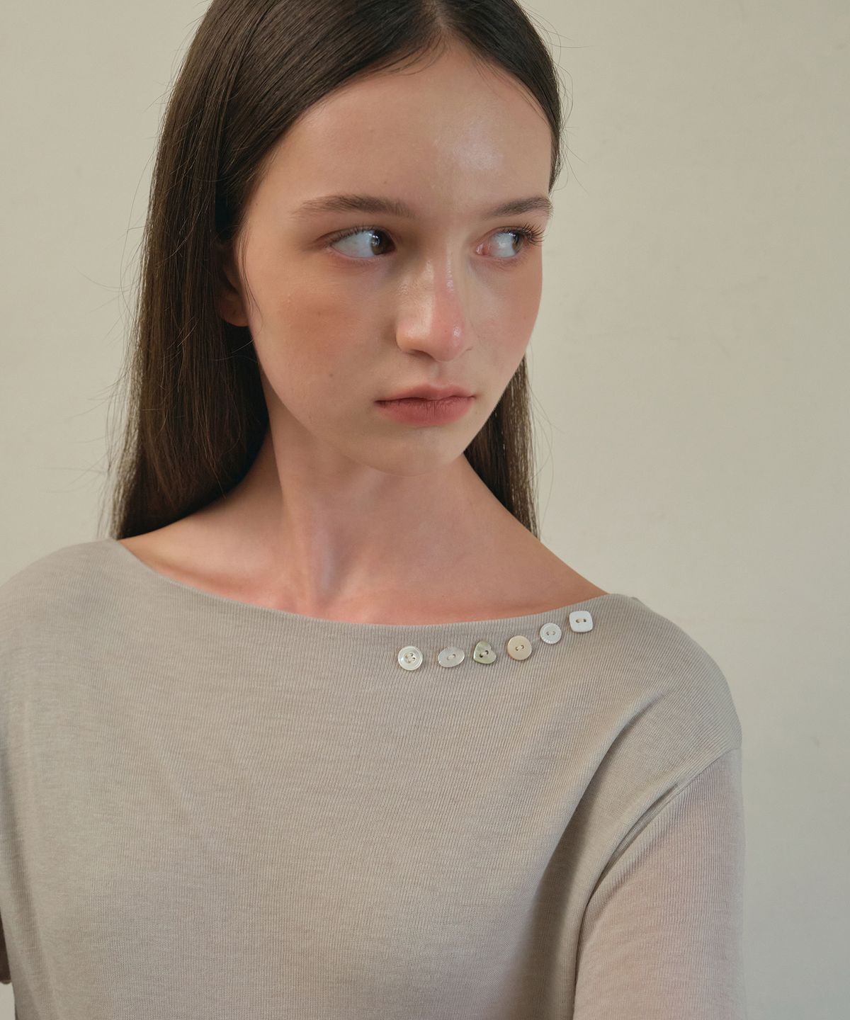 아우어노스텔지아(OURNOSTALGIA) Button boat neck wave t-shirt_2color(O25-TP20)