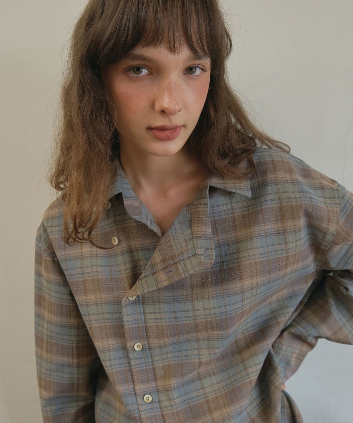 아우어노스텔지아(OURNOSTALGIA) Asymmetrical check shirt_Brown(O25-SH06)