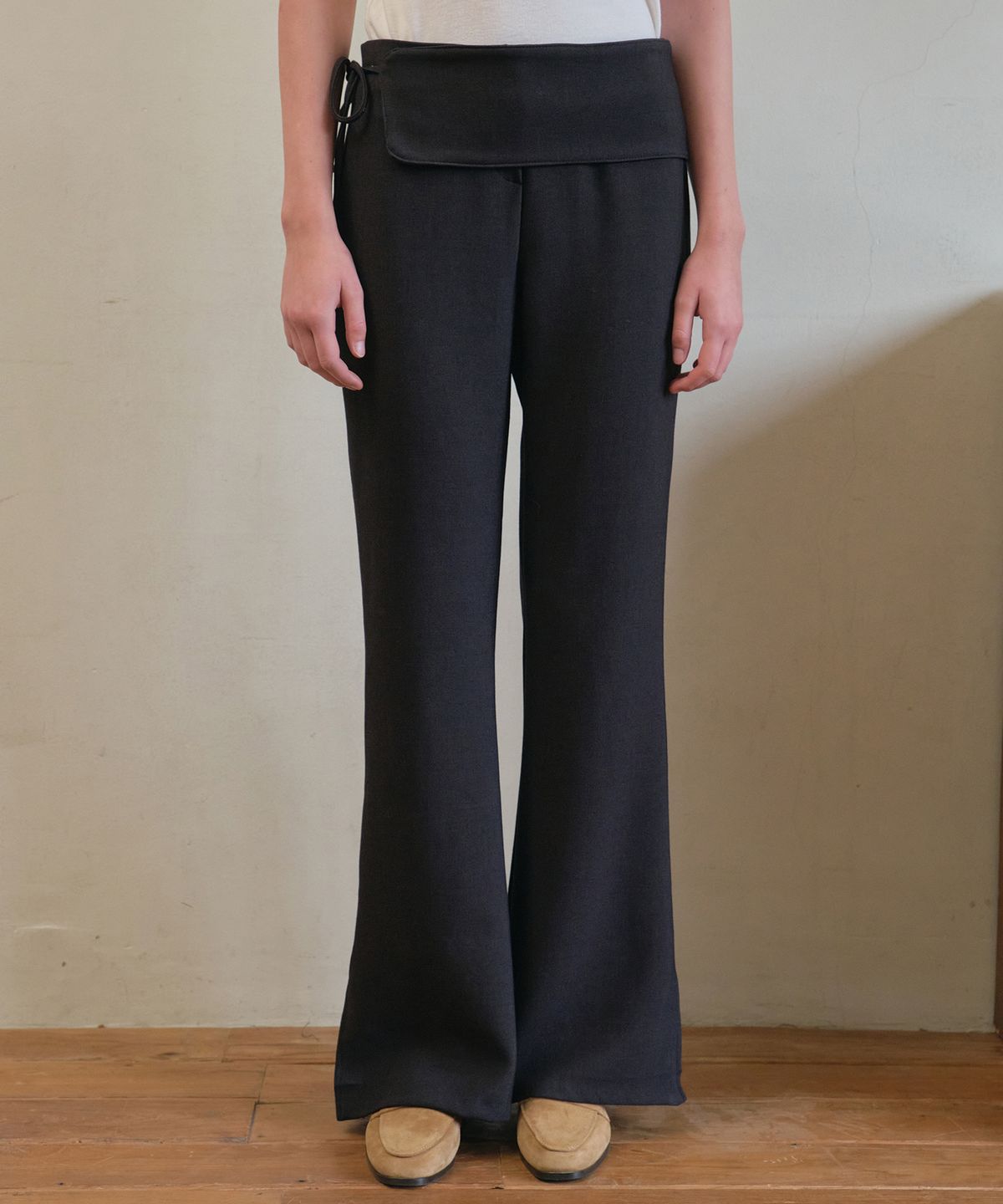 아우어노스텔지아(OURNOSTALGIA) Waist wrap slim boots cut pants_Charcoal(O25-PT10)